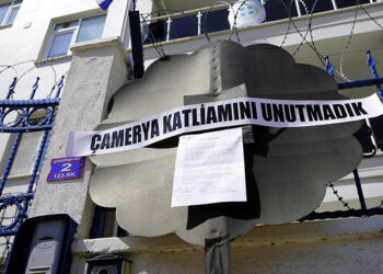Konsolosluk önüne 'Çamerya katliamını unutmadık' çelengi