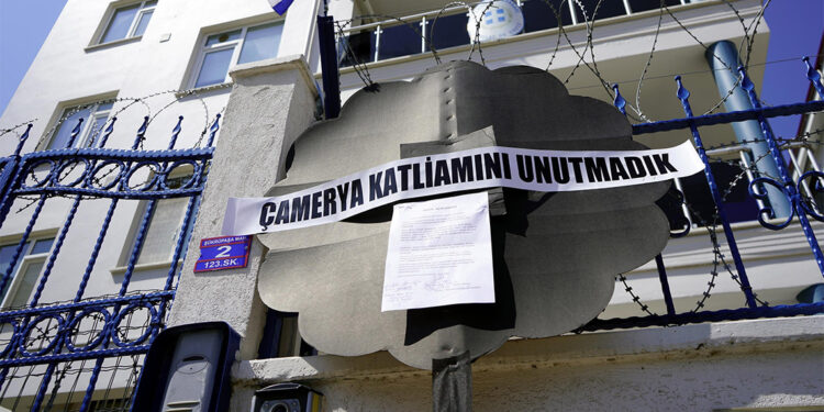 Konsolosluk önüne 'Çamerya katliamını unutmadık' çelengi