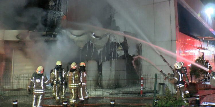 Zeytinburnu'nda teknoloji mağazasında yangın