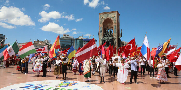 100 ülkenin kültür elçisi Taksim’de bir araya geldi