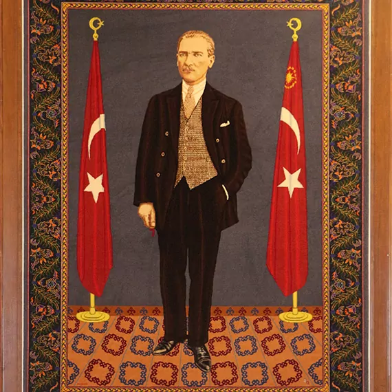 3 boyutlu atatürk halısı müzenin baş köşesinde