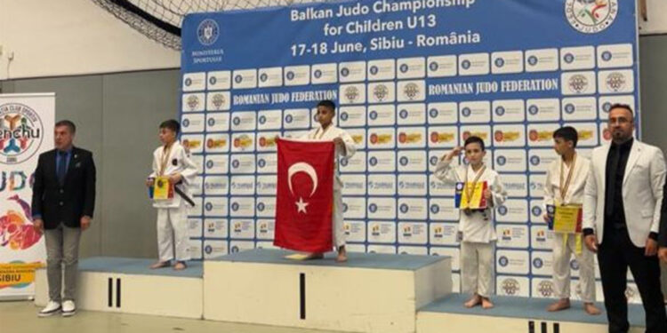 11 yaşındaki İbrahim Halil, judoda Balkan şampiyonu oldu 