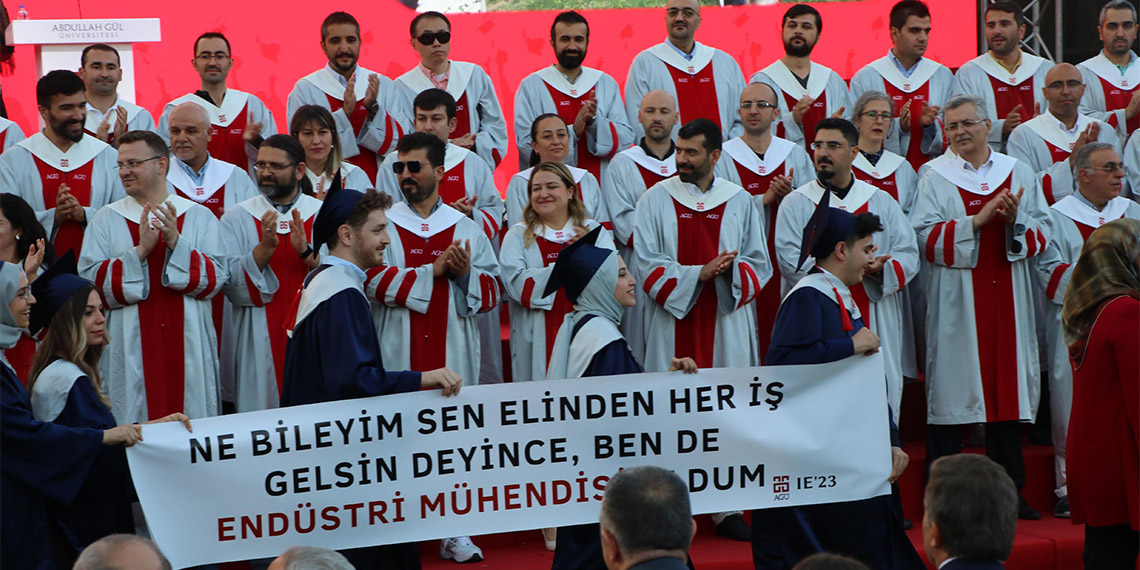 Türkiye Cumhuriyeti'nin 11'inci Cumhurbaşkanı Abdullah Gül, Kayseri'de adını taşıyan üniversitenin mezuniyet törenine katıldı. Mezun öğrencilere tavsiyelerde bulunan Gül, "Size hiçbir zaman ihtiraslı olun demem. İhtiraslı olmak hiçbir zaman iyi bir şey değildir. Bu bencilliktir. Ama mutlaka iddialı olun ve çok çalışarak hedeflerinize ulaşın" dedi.