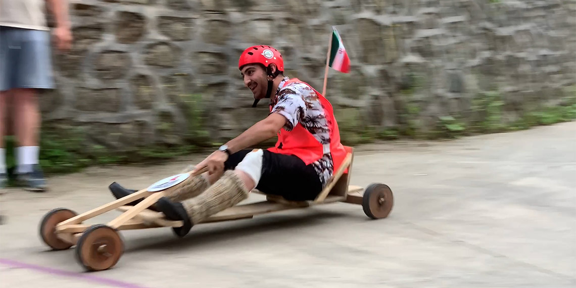 Rize’de 12’ncisi düzenlenen Uluslararası Tulum ve Kemençe Festivali 11 ülkeden 600 kişilik halk dansları topluluğu katılımıyla, rafting ve formulaz tahta araba yarışlarıyla başladı Zorlu parkurları tamamlayan dansçılar, Tunca beldesinde kurulan sahne ile ülkelerine özgü halk danslarını sergiledi.