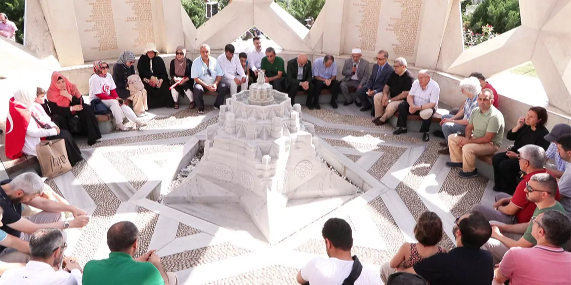 15 temmuz şehitler anıtı ziyaretçi akınına uğradı