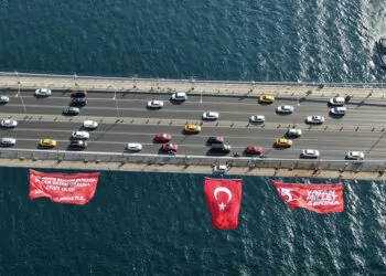 15 temmuz şehitler köprüsü'ne türk bayrağı asıldı