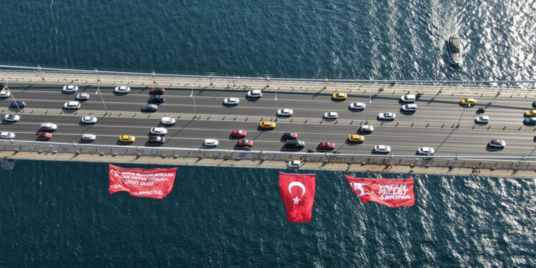 15 Temmuz Şehitler Köprüsü'ne Türk Bayrağı asıldı