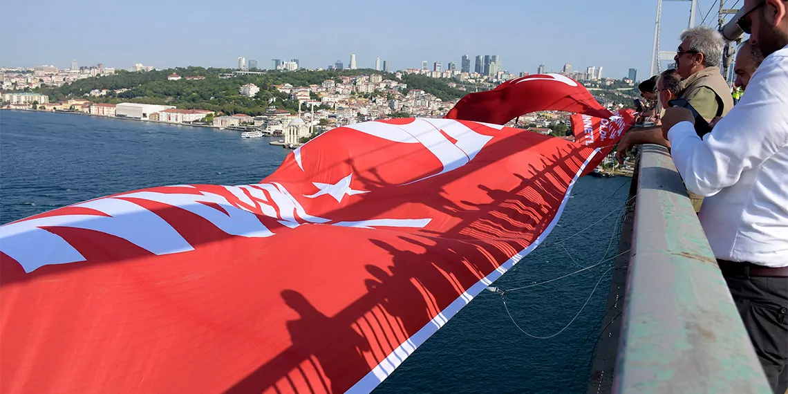 15 temmuz şehitler köprüsü'ne türk bayrağı asıldı