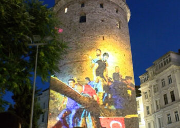 Şehitler Galata Kulesi'ne yansıtılan fotoğraflarla anıldı