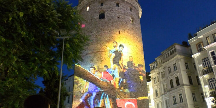 Şehitler Galata Kulesi'ne yansıtılan fotoğraflarla anıldı