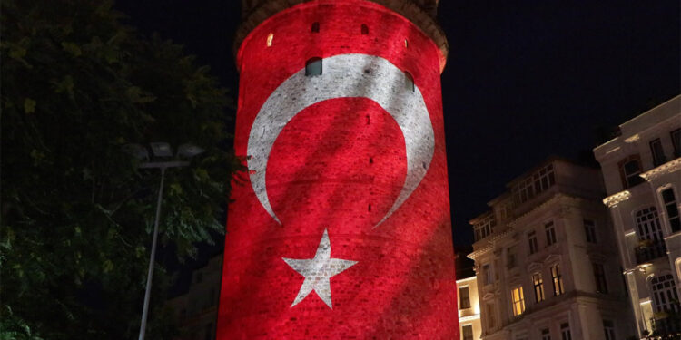 15 Temmuz şehitlerinin fotoğrafları Galata Kulesi'ne yansıdı