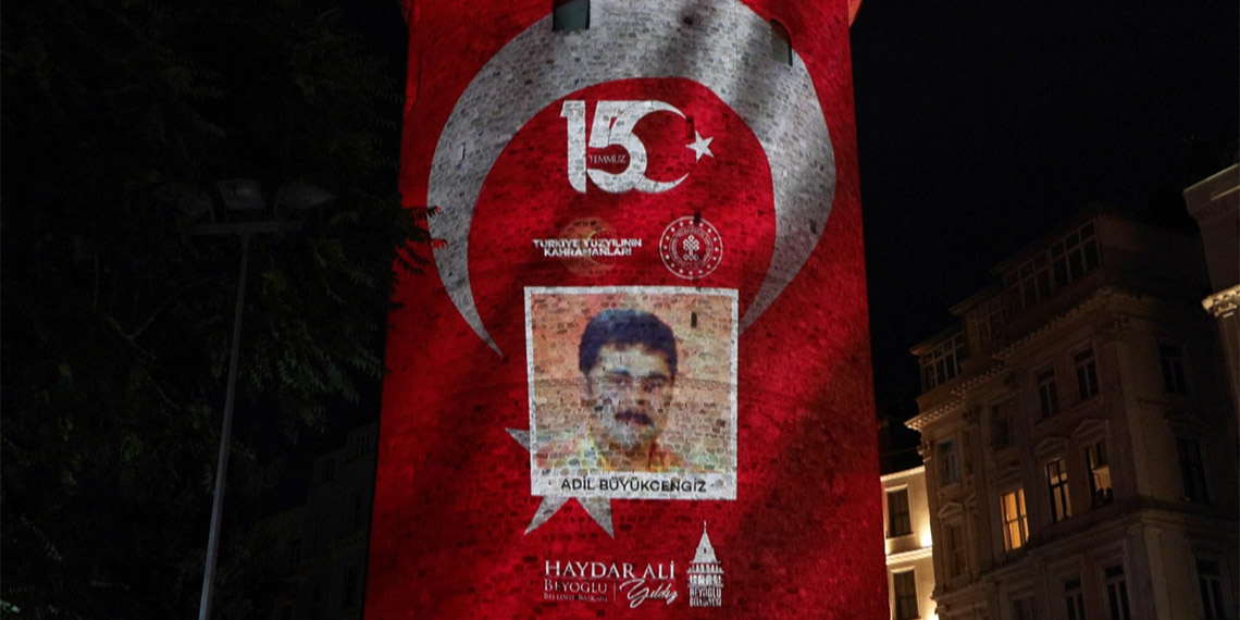 15 Temmuz şehitlerinin fotoğrafları Galata Kulesi'ne yansıdı