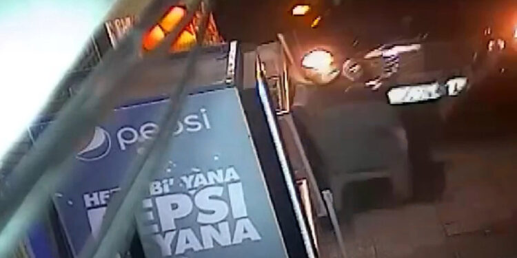 16 yaşındaki çocuğun kullandığı otomobil takla attı