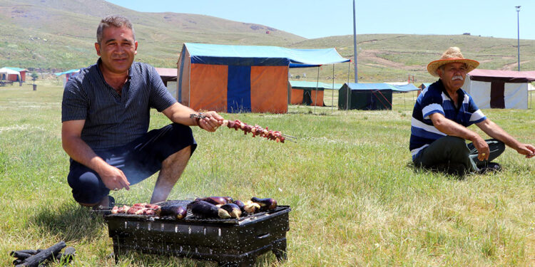 2 bin 200 metredeki yaylada çadır tatili