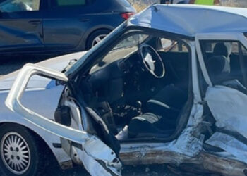 2 otomobilin kavşakta çarpıştığı kazada 1 ölü, 2 yaralı
