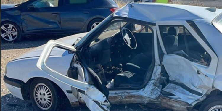 2 otomobilin kavşakta çarpıştığı kazada 1 ölü, 2 yaralı