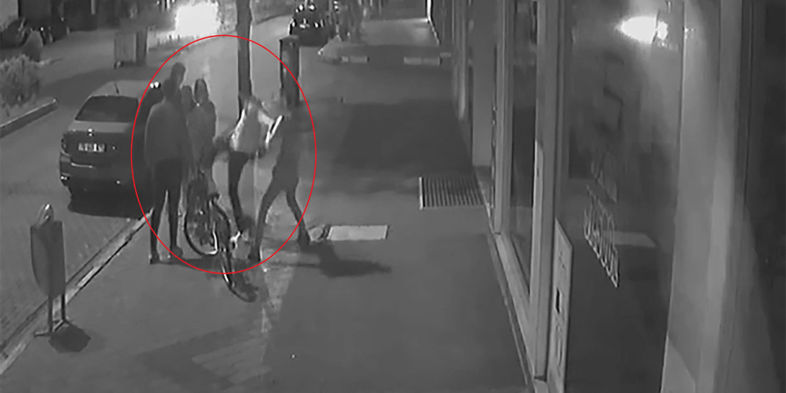 Iğdır'da, iş yerlerinden gece, evlerine giden 2'si kız 3 garson, 3 kişinin saldırısına uğradı. "Açık çorbacı var mı?" sorusuna erkek garsonun cevap vermesine sinirlenen şüpheliler, "Biz sana değil, kızlara sorduk" diyerek tekme tokat saldırdı. Güvenlik kameralarına yansıyan olay sonrası kaçan şüpheliler aranıyor.