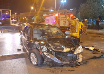 3 araca çarpan otomobil takla attı: 4 yaralı