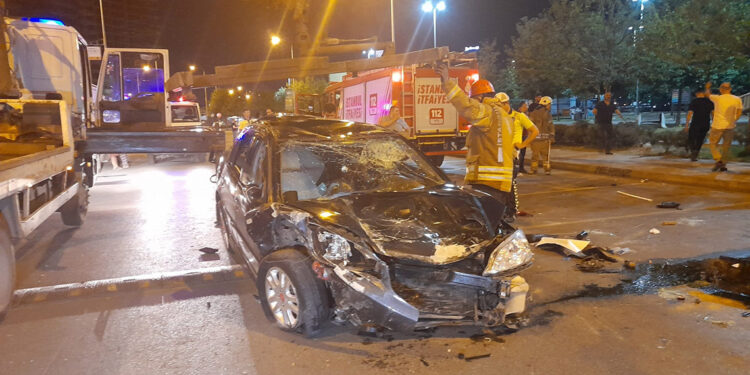 3 araca çarpan otomobil takla attı: 4 yaralı