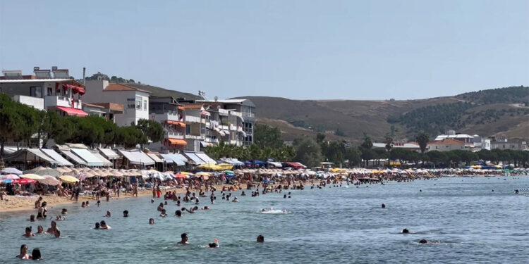 Balıkesir’in Marmara ilçesine bağlı, 3 bin nüfuslu Avşa Adası'nda tatilci sayısı 200 bin kişiye ulaştı.