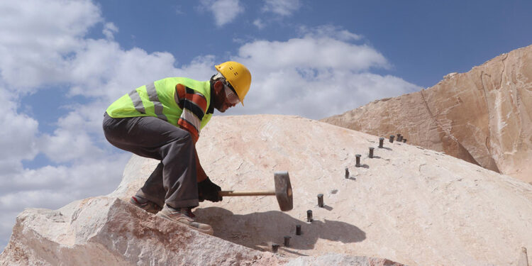 35 derece sıcakta tonlarca ağırlıktaki taşa şekil veriyor
