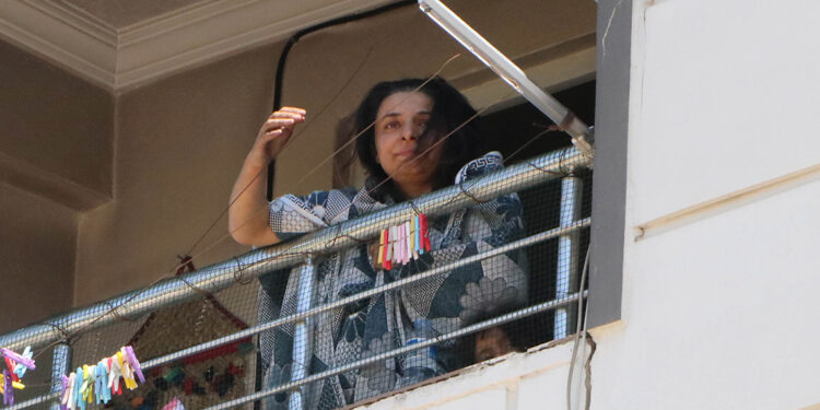 4 katlı binada çıkan yangında 5 kişi dumandan etkilendi