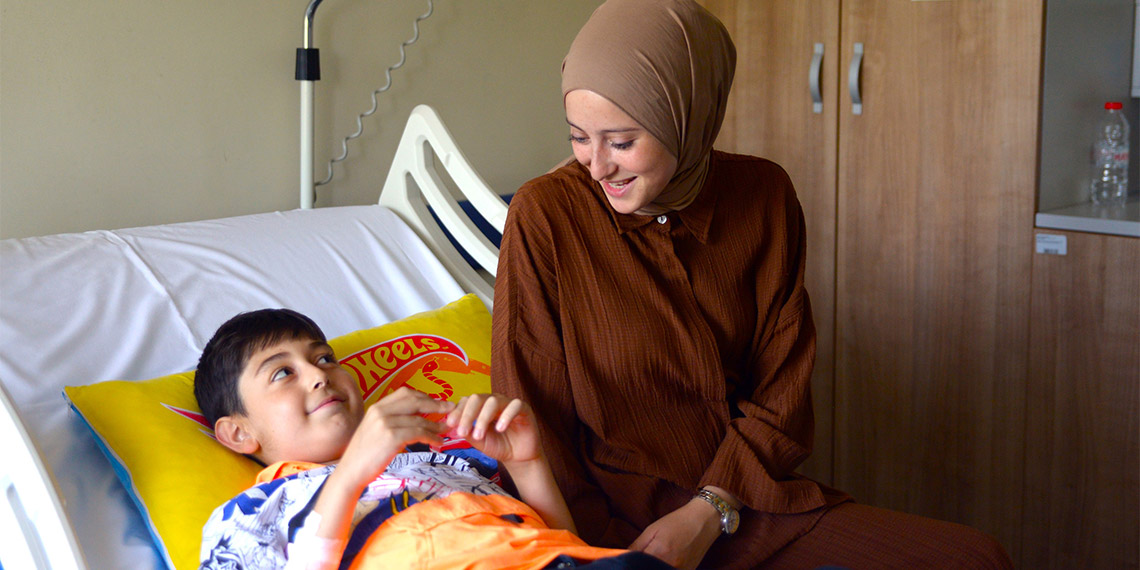 23 yaşındaki Yasemin Fırat 48 saat ömrü kalan, hiç tanımadığı 10 yaşındaki çocuğa karaciğerini verdi.