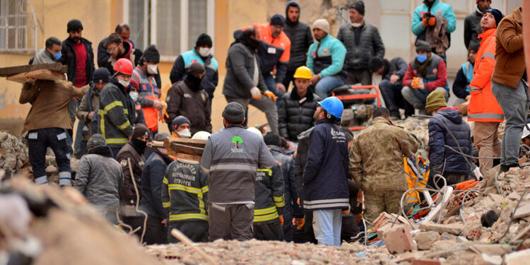 51 kişinin öldüğü Furkan Apartmanı soruşturmasında 6 kişiye dava