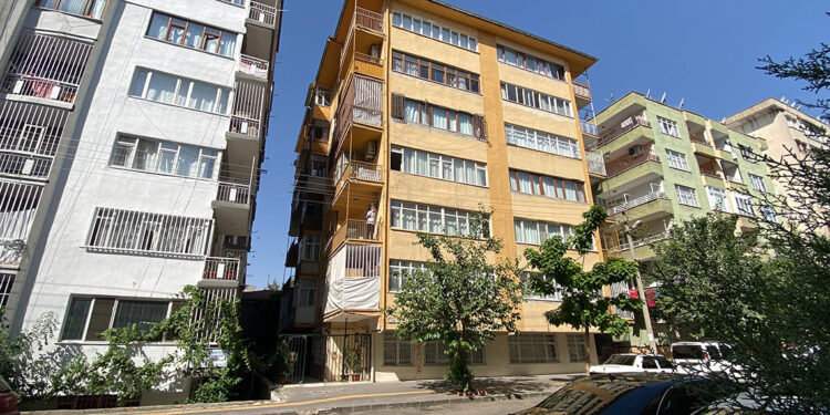 5'inci kattan düşen Azra, ağır yaralandı