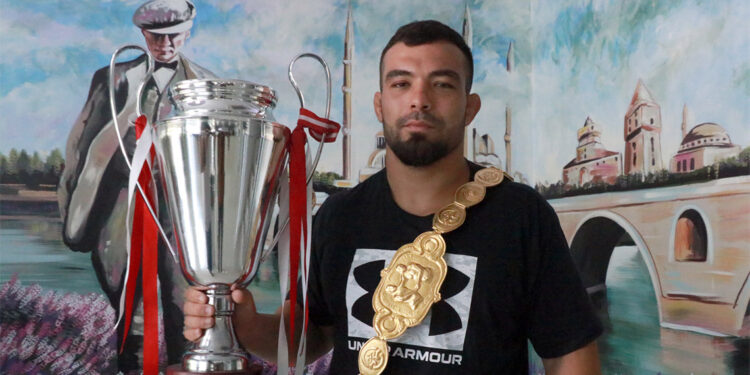 Yusuf Can Zeybek'in hedefi altın kemerin ebedi sahibi olmak