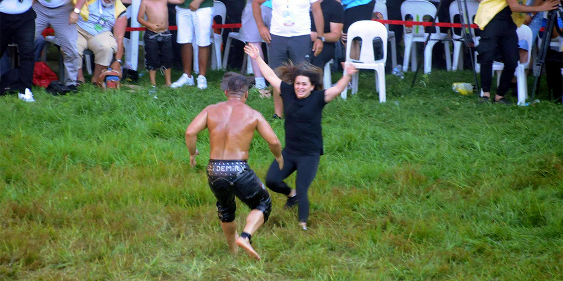 Edirne'de gerçekleştirilen 662'nci Tarihi Kırkpınar Yağlı Güreşleri'nde şampiyon olarak altın kemeri takan Yusuf Can Zeybek'in hedefi altın kemer alıp ebedi sahibi olmak olduğunu söyledi.