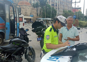 Adana’da kapısı açık yolcu taşıyan sürücülere ceza