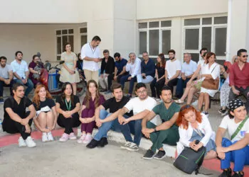 Adana'da orta hasarlı hastane için oturma eylemi