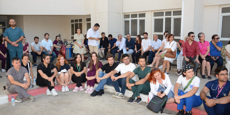 Adana'da orta hasarlı hastane için oturma eylemi