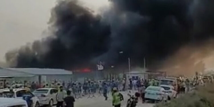 Adana'da polyester fabrikasında yangın