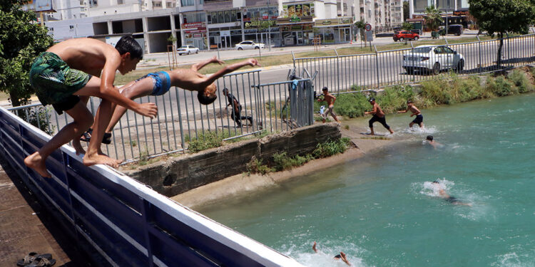 Adana'da termometreler 47 dereceyi gösterdi