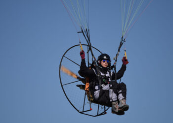 Adana'dan Mersin'e paramotor ile uçtu