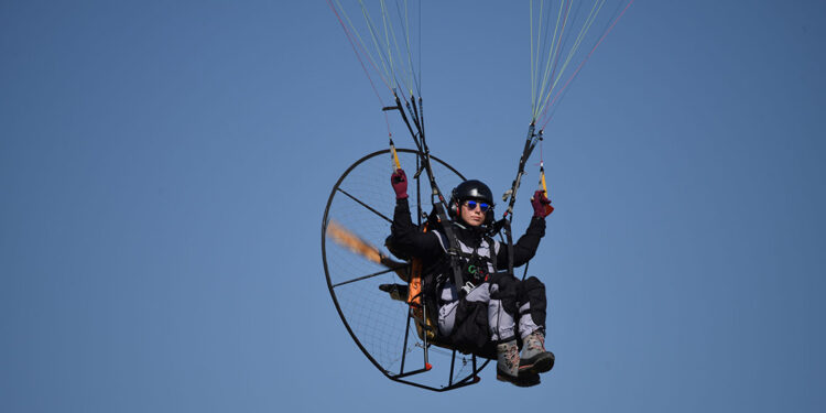 Adana'dan Mersin'e paramotor ile uçtu