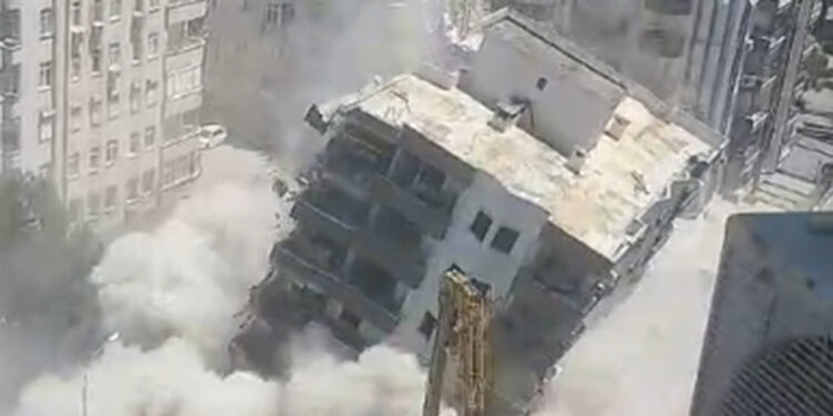 Ağır hasarlı bina yıkım sırasında çöktü