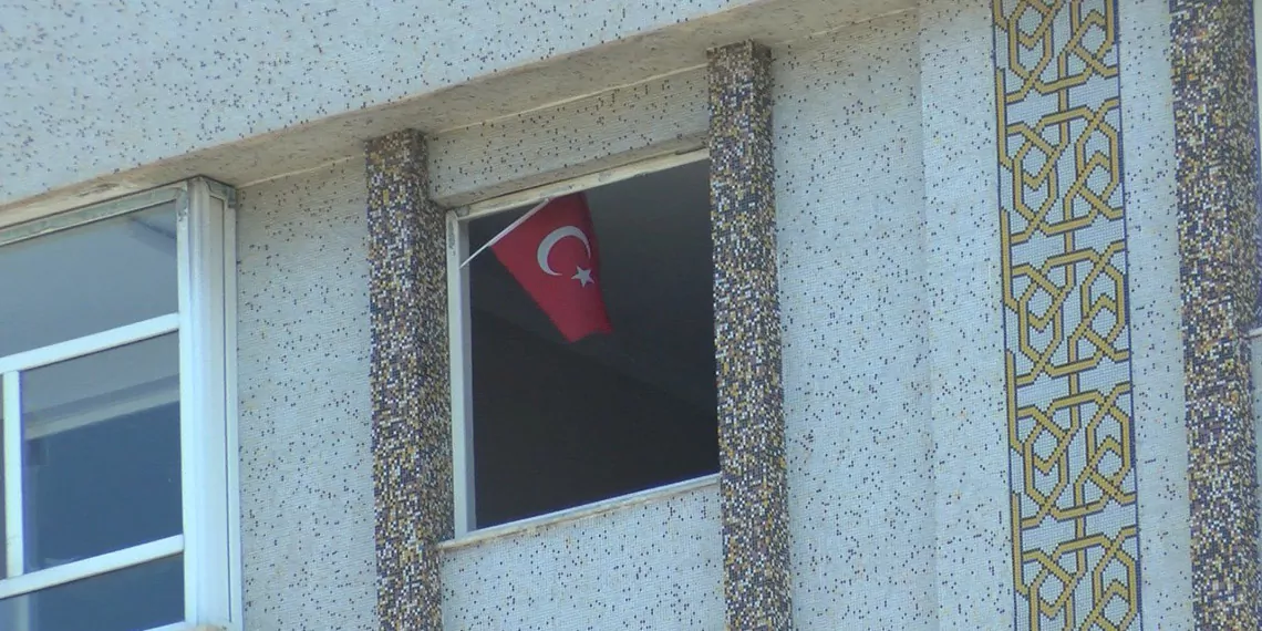 Agir hasarli binanin yikimi turk bayragi icin durduruldua - yaşam - haberton