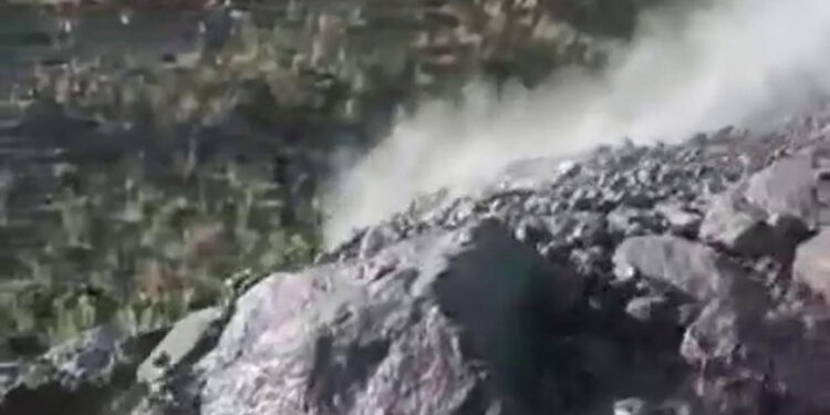 Ağrı Dağı'nda sel suları, dev kayaları sürükledi