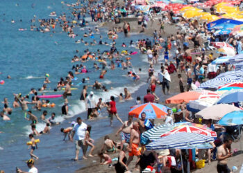 Akçakoca'da sahiller tatilin son gününde de dolu