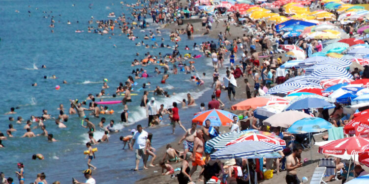 Akçakoca'da sahiller tatilin son gününde de dolu