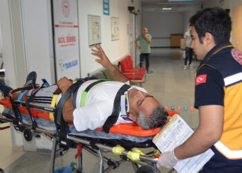 Aksaray'da minibüs otomobile çarptı; 7 yaralı