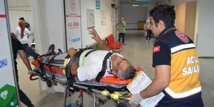 Aksaray'da minibüs otomobile çarptı; 7 yaralı