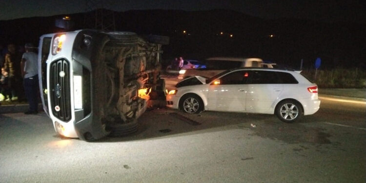 Amasya'da minibüs ile otomobil çarpıştı: 14 yaralı