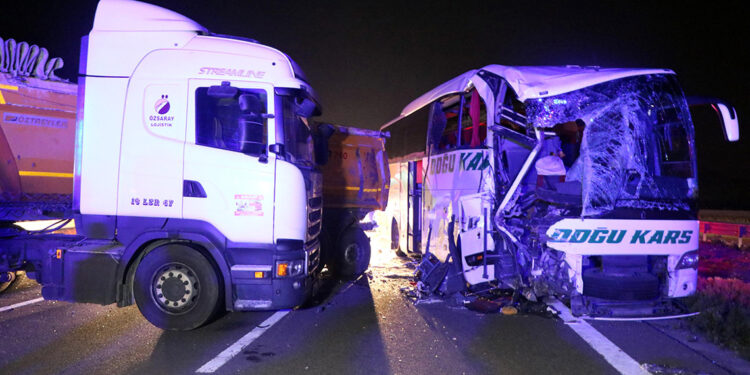 Anadolu Otoyolu'nun Bolu geçişinde kaza: 18 yaralı