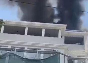 Ankara'da 5 katlı binada çatı yangını