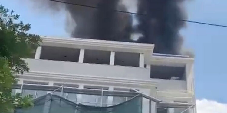 Ankara'da 5 katlı binada çatı yangını