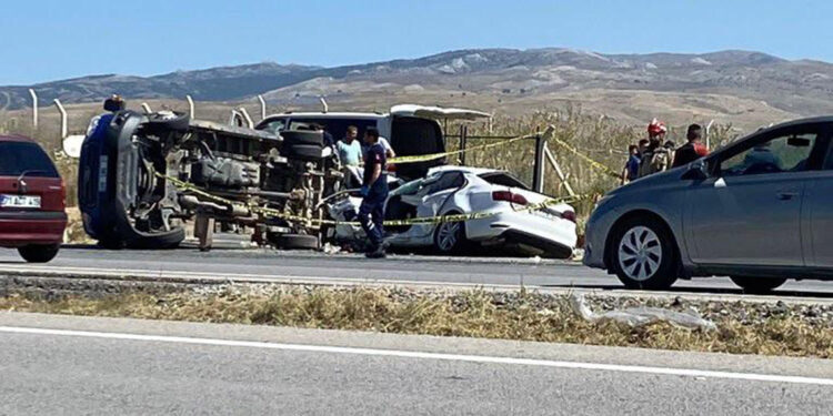 Ankara'da minibüse otomobil çarptı: 1 ölü, 10 yaralı